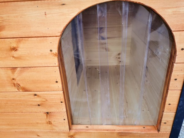 Wärmedämmender Türvorhang für den Eingang der Számel Hundehütten